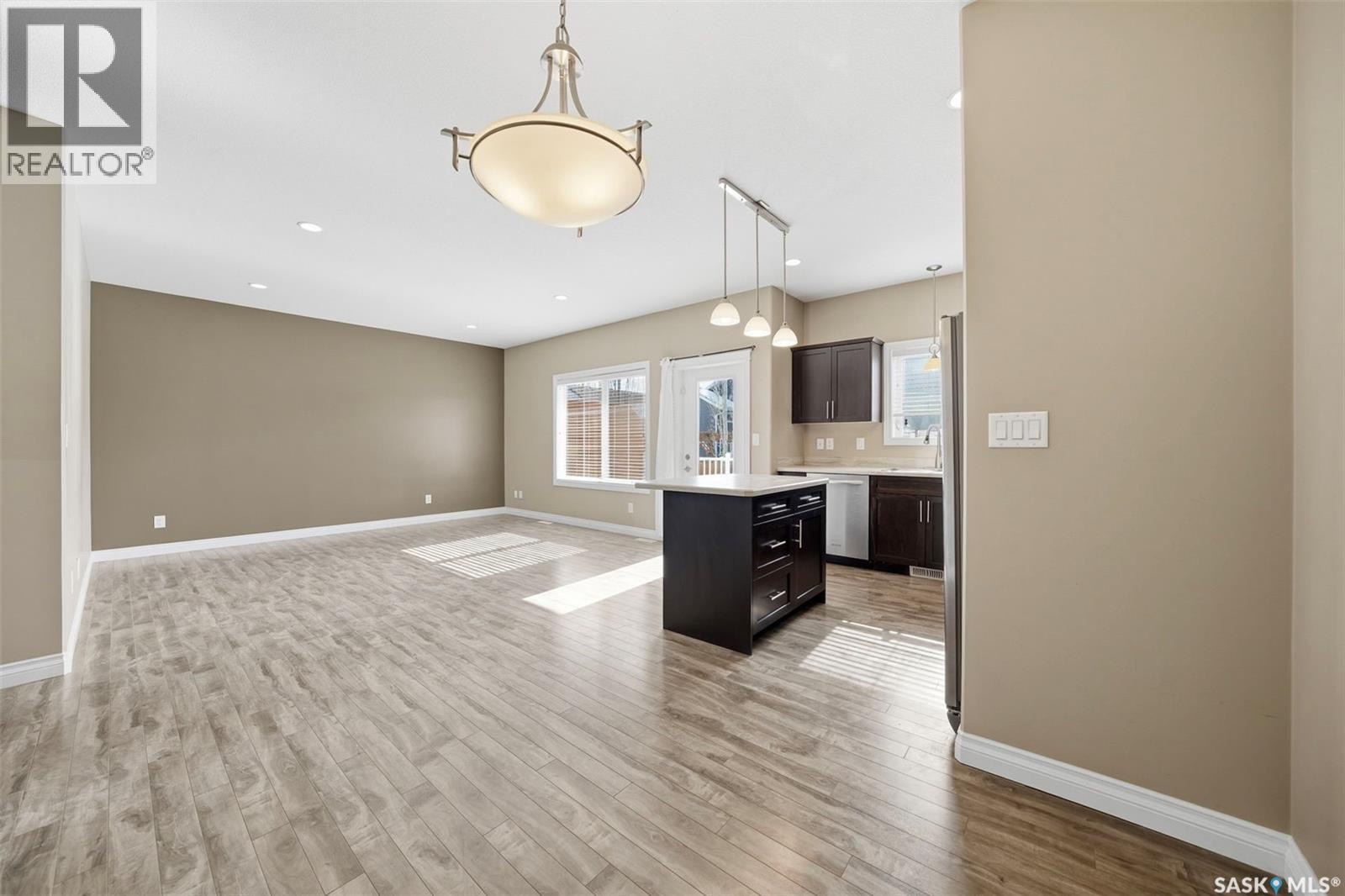 Public Open House公众开放看房📍603–315 Zary Road 3月21日 周六12-2PM Gary Gai或者同事Dominic Parent会在此迎接🙏 ————— 1,804 sqft、3卧3卫 的宽敞联排别墅，位于备受欢迎的 Evergreen - 6