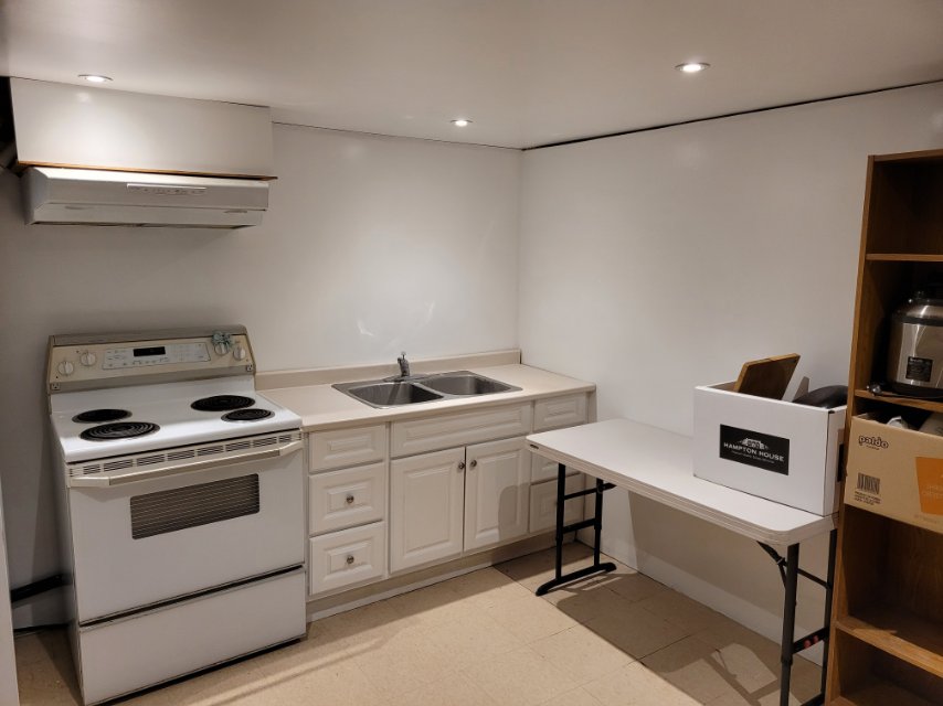 东区地下室房间出租（阳光充足） - 2