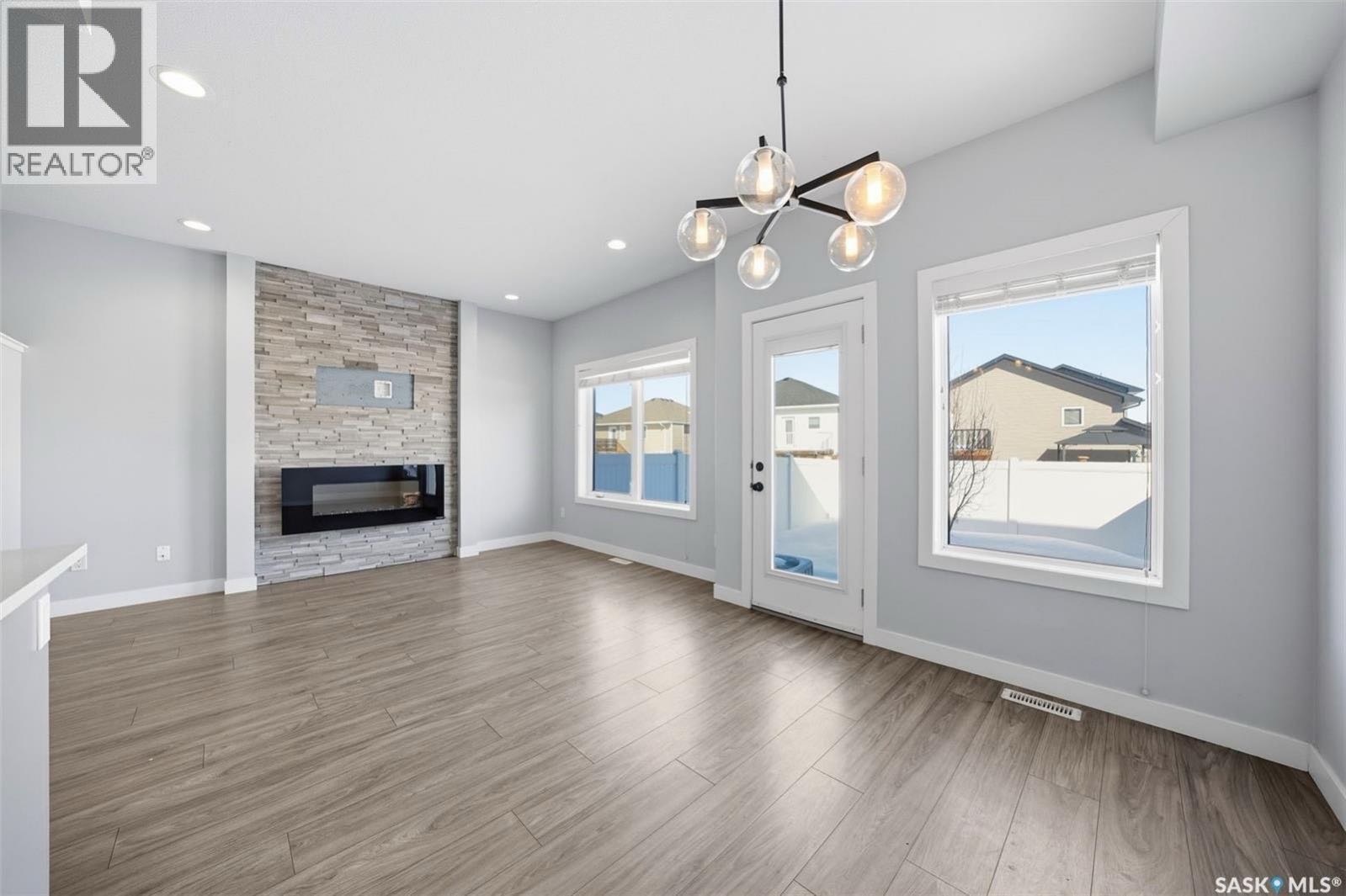 Public Open House公众开放看房 📍#16–1003 Evergreen Blvd 3月22日 周日2-4PM Gary Gai或者同事Dominic Parent会在此迎接🙏 ————— 位于 Evergreen 核心位置联排别墅，建筑面积 1,376 sqf - 5