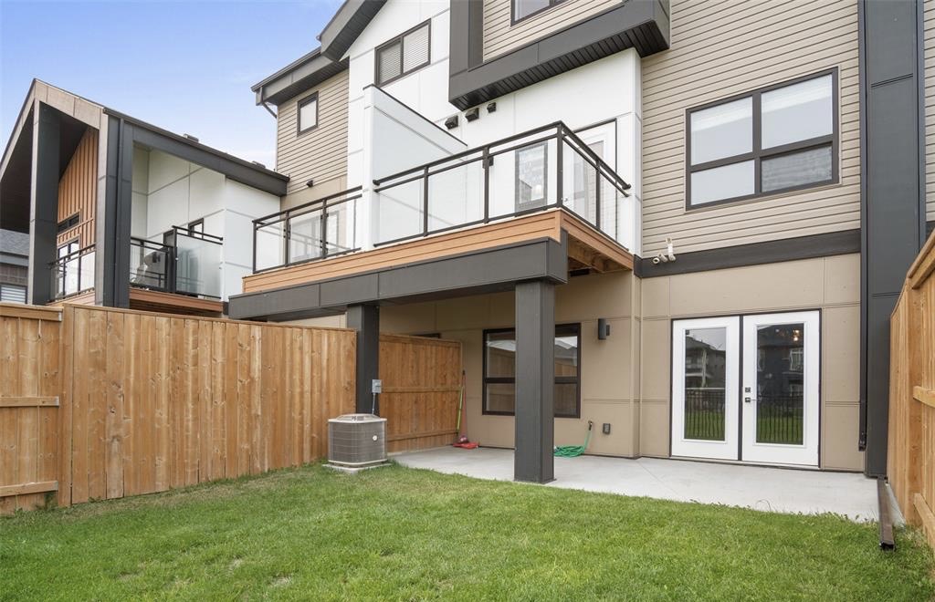 Evergreen小学对面2年新联排出租。3/4房 4卫 2厅，地下室步出式，新装修完成。单车库带院子，房屋如新，采光好。$2500/月包水。 - 4