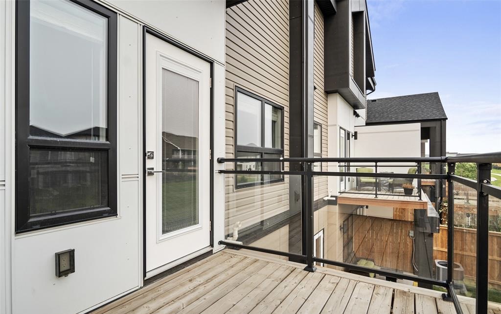 Evergreen小学对面2年新联排出租。3/4房 4卫 2厅，地下室步出式，新装修完成。单车库带院子，房屋如新，采光好。$2500/月包水。 - 3