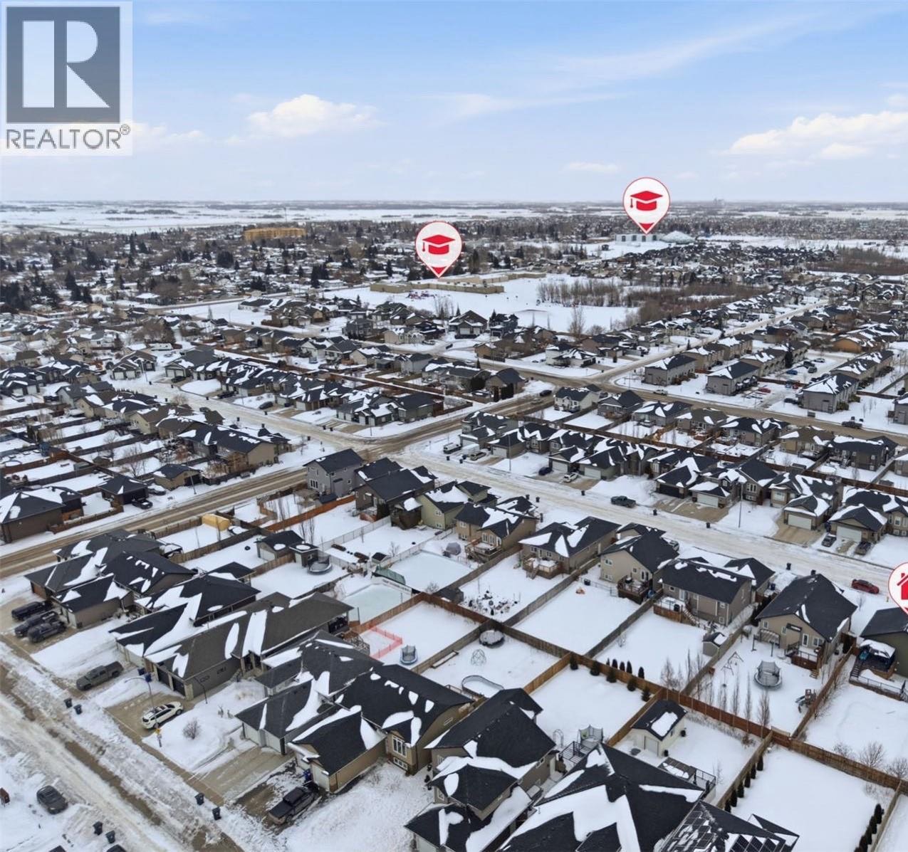 Martensville 4房3卫独立屋出售！精心维护、经过多项升级的住宅已经准备好拎包入住，该房屋最初为 D&S 的样板房，性价比出色。房屋位于一条安静、适合家庭居住的街道上，拥有一个 宽敞、私密且完整景观设计的后院。主层设有 明亮的客厅，挑高天花板搭配 温馨的燃气壁炉，营造出 - 3