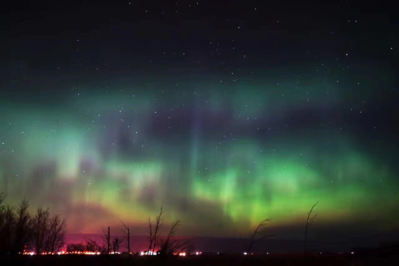 主讲嘉宾：
- James韩
萨省极光群群主，萨省摄影协会秘书长，极光爱好者