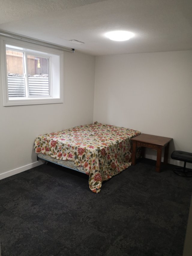 东南区大窗户地下室