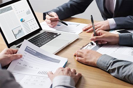 【最新民意调查发现由于COVID-19商家关闭导致近一半的加拿大家庭失去工作】