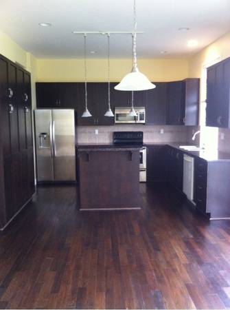 南素里学区独立屋即日起出租