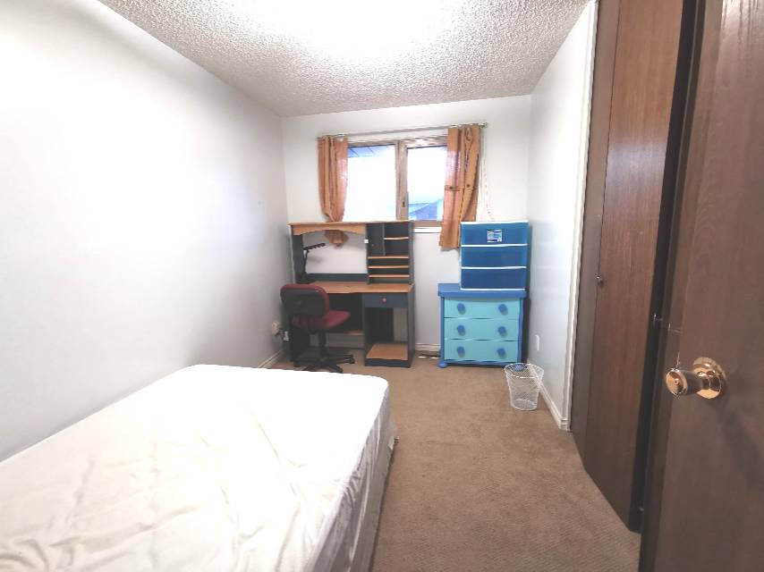 house卧室4月1起出租 楼上有三间卧室 可以分租可以整租 forest Grove - 9