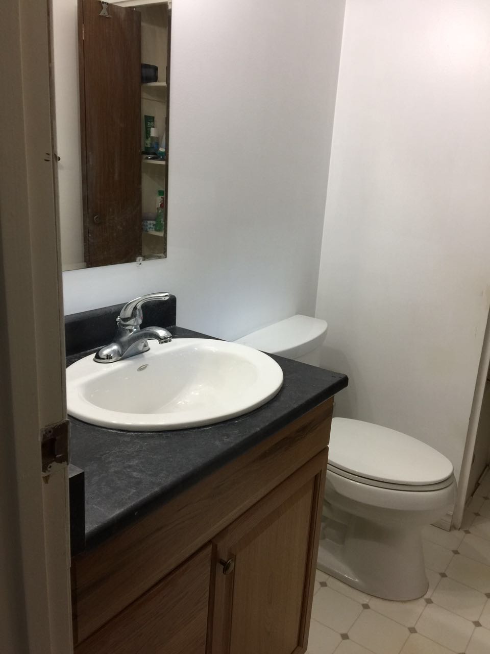 house卧室4月1起出租 楼上有三间卧室 可以分租可以整租 forest Grove - 2