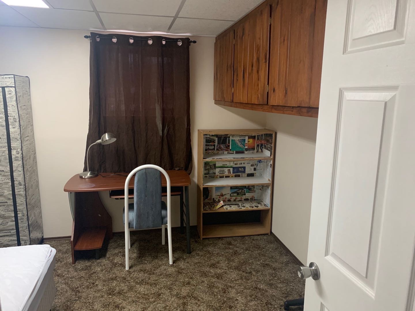 8街Centre Mall半地下室主卧450一个月起租，水电网暖全包