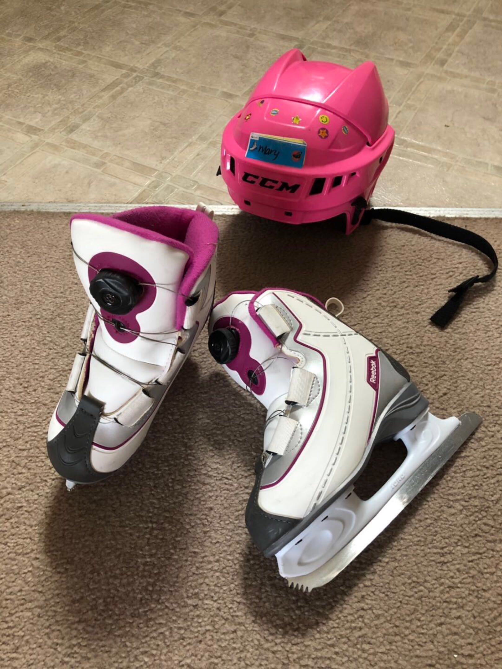 出售滑冰鞋和安全帽