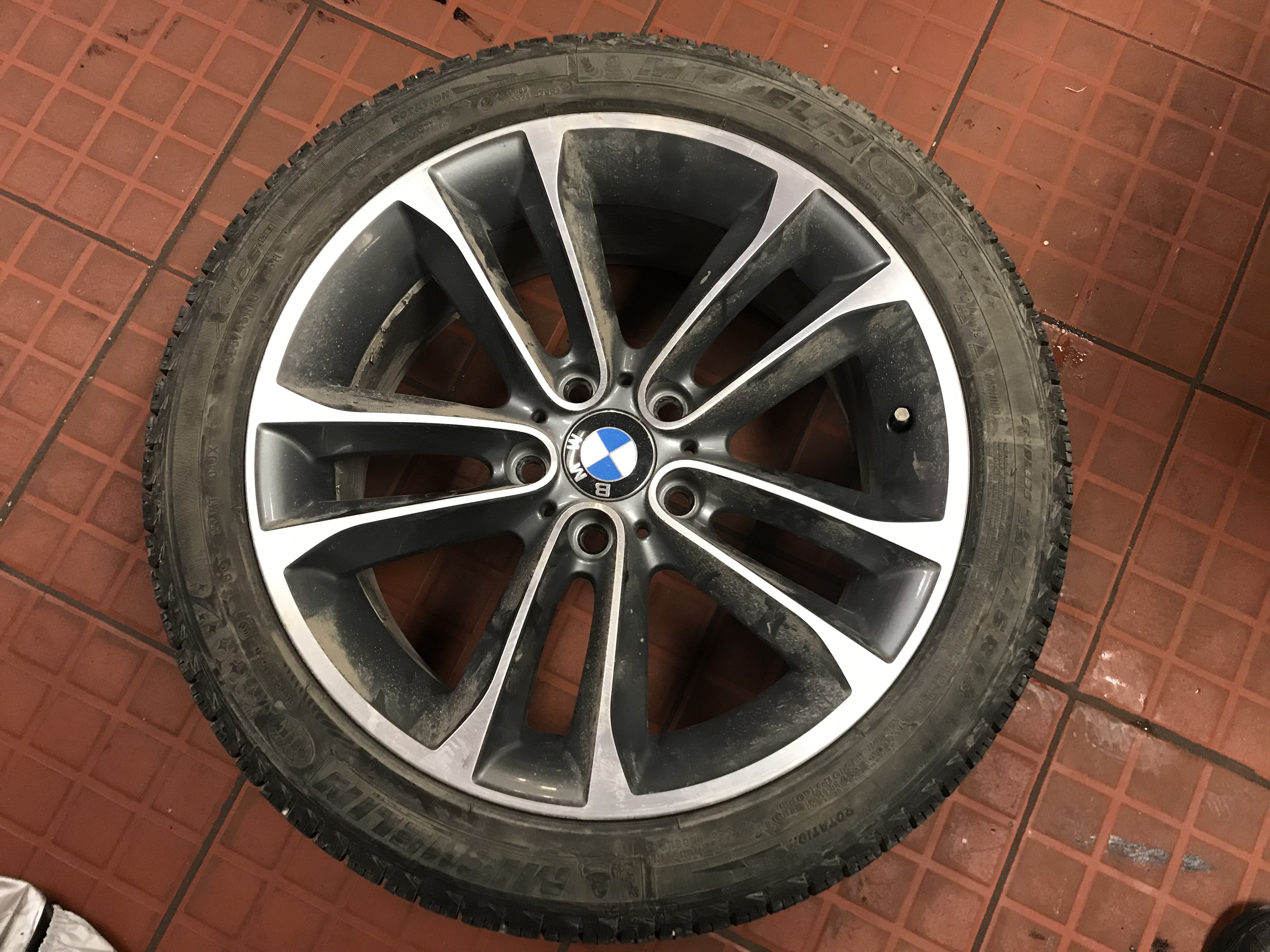 宝马X1米其林雪胎和原厂轮毂