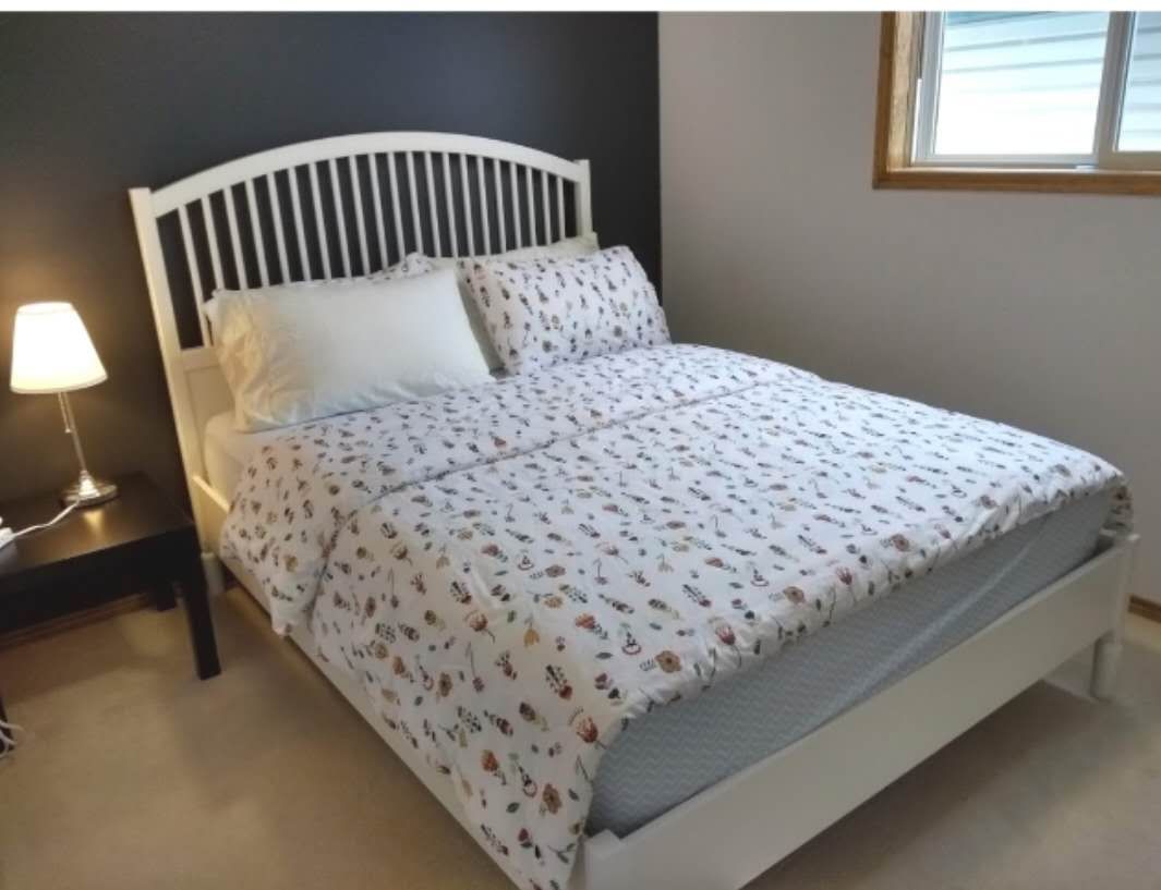 Tuscany交通便利近C-train，独栋别墅楼上客卧和地下室一间分租，可拎包入住。