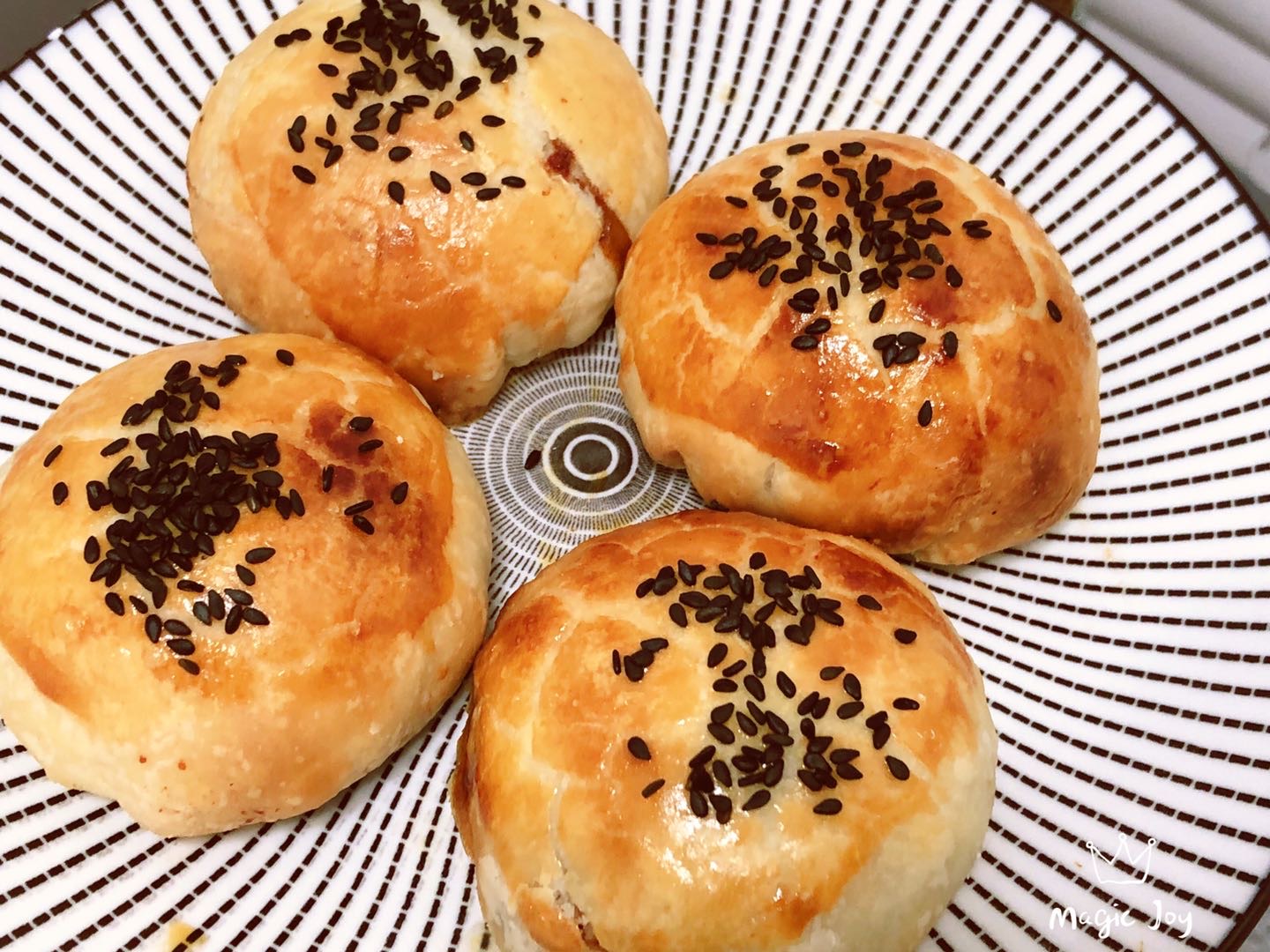 手把手教你制作上海鲜肉月饼，从调料到酥皮制作，老字号老大房口味。需提前预约，活动时长2～3小时，包含材料，最后带回4个漂亮美味的自制鲜肉月饼庆中秋。

预约电话：6393186002