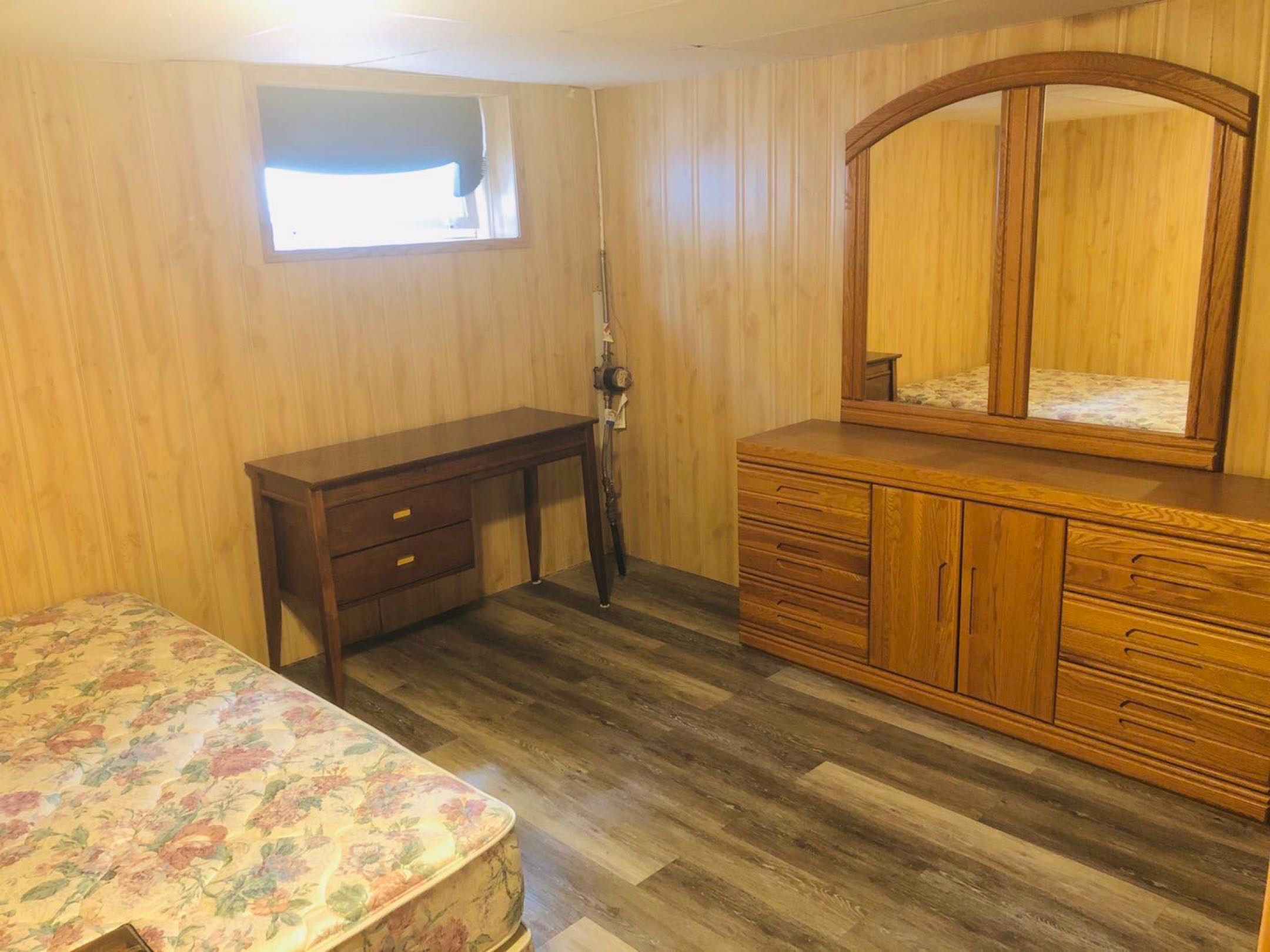 位于8街商圈的独立屋地下室（有窗）出租