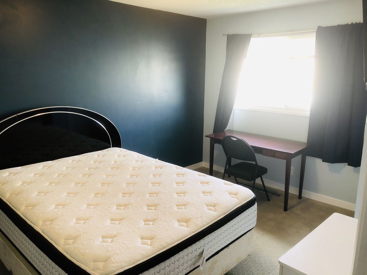 位于8街商圈的独立屋二楼主卧出租，诚招女租客