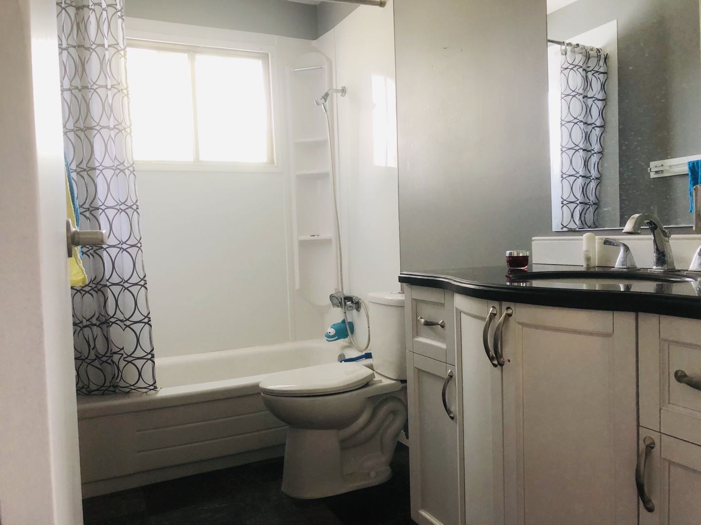 位于8街商圈的独立屋二楼主卧出租，诚招女租客 - 3