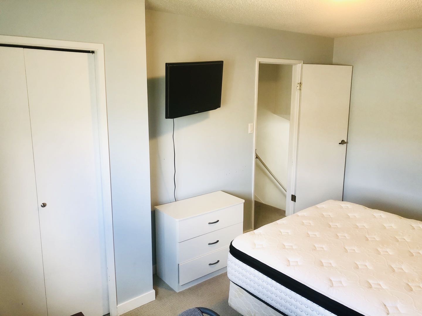 位于8街商圈的独立屋二楼主卧出租，诚招女租客 - 2