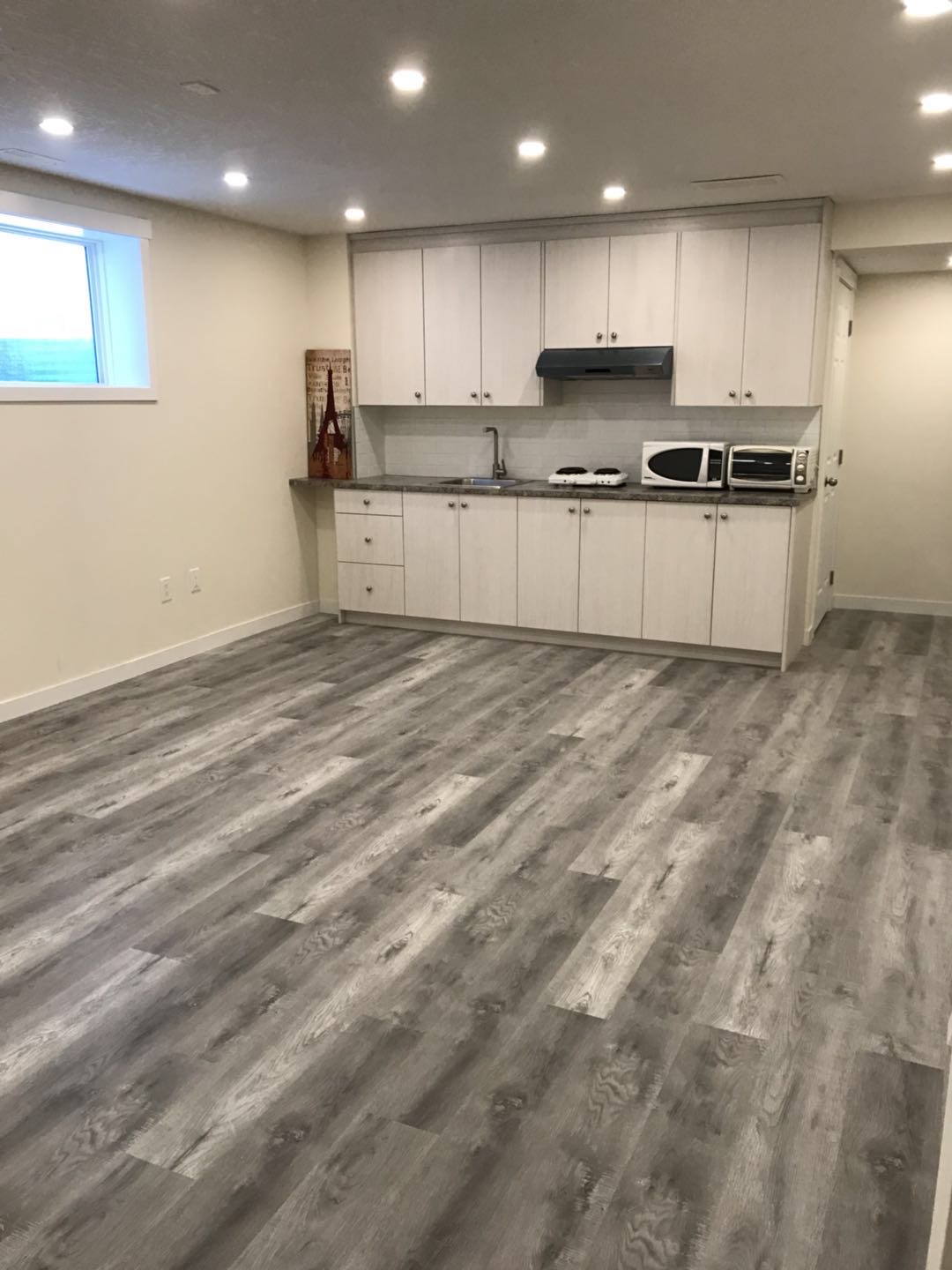 卡城西北Edgemont 学区房全新装修分门出入半地下室二房一厅出租。