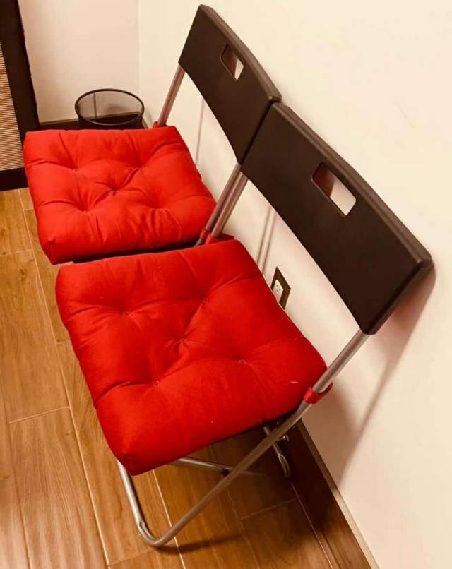 宜家的两把折叠椅子