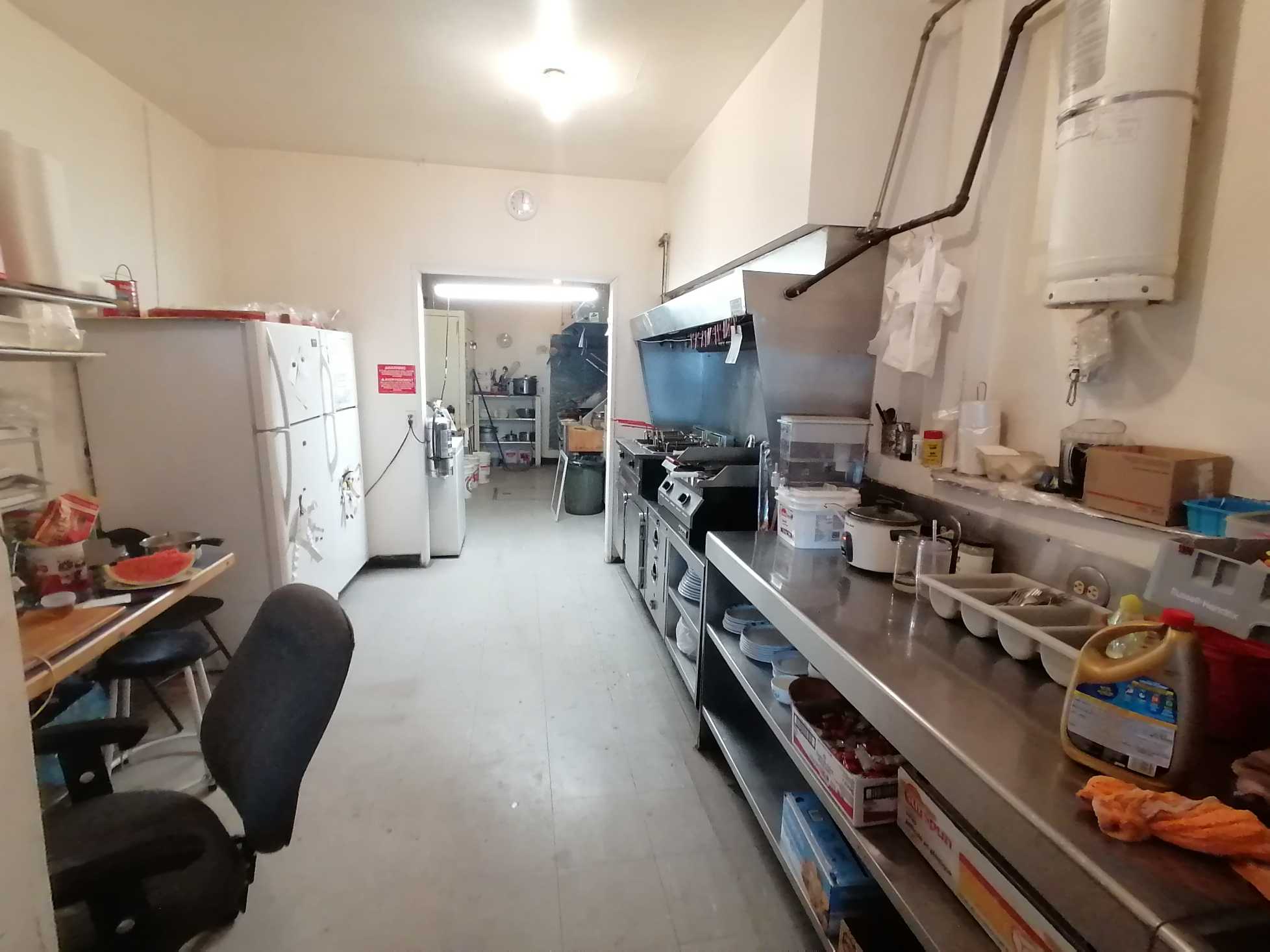 萨省小镇营业中的中西餐馆带物业出售$249000 - 6