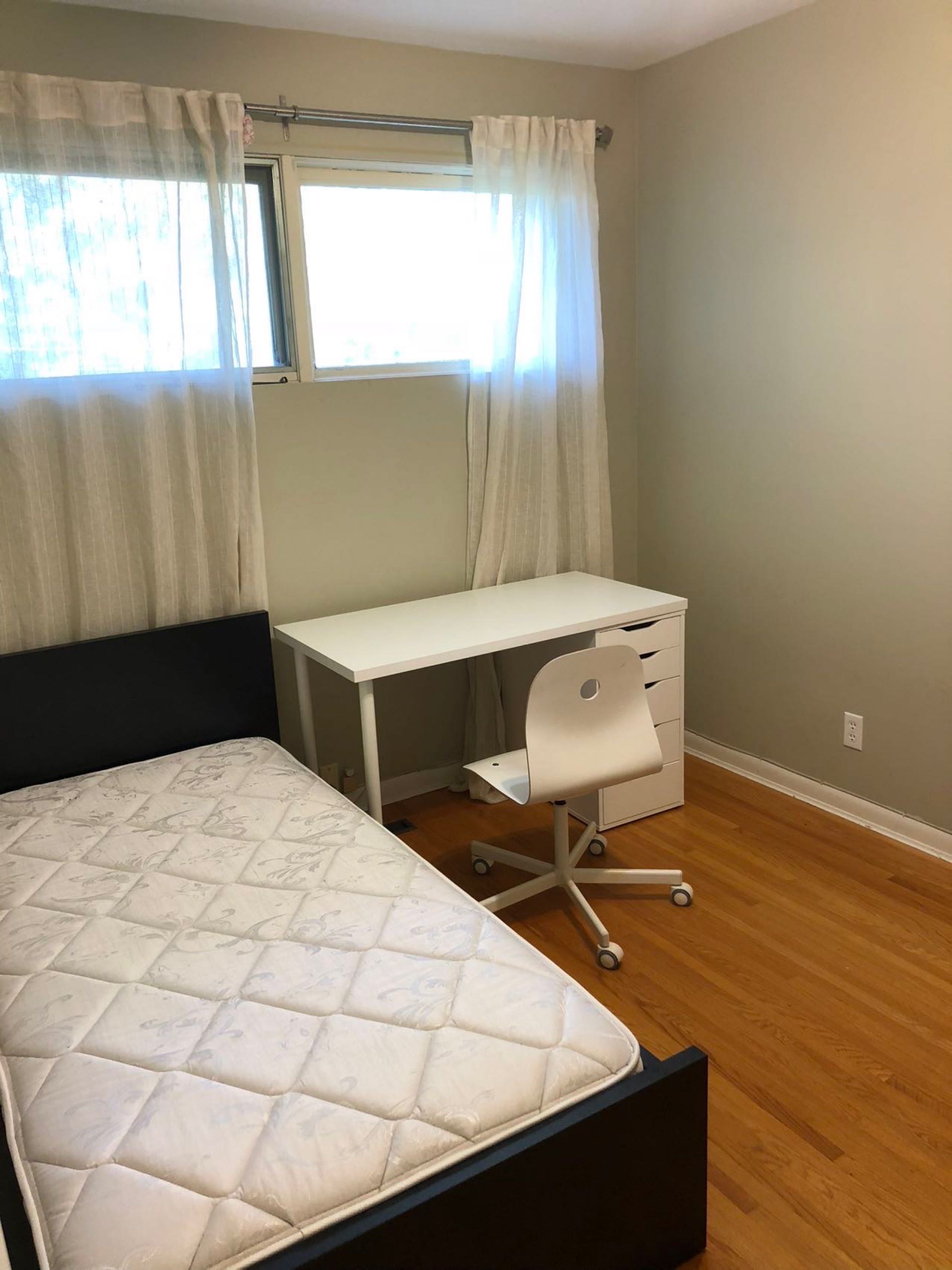 8街SuperStore 楼上房间出租 紧靠公交站