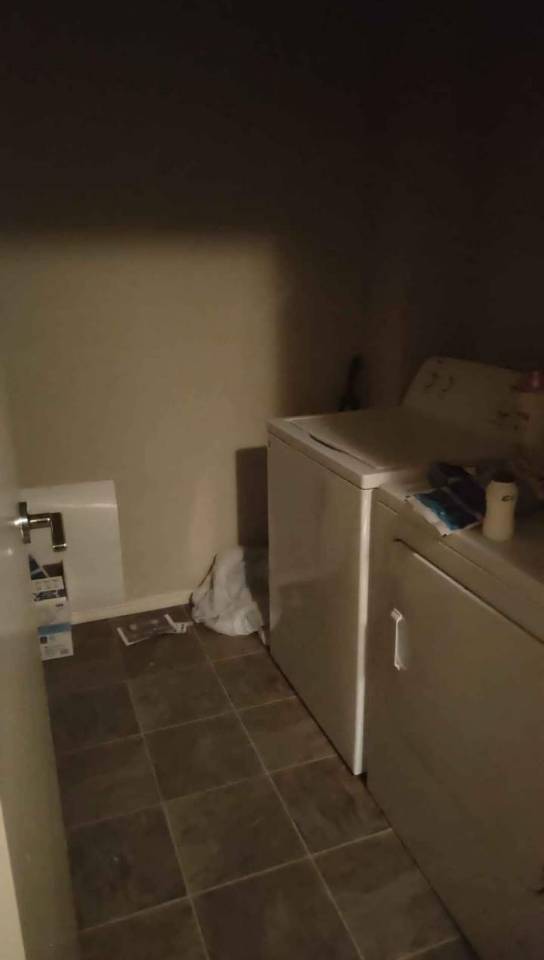 里贾纳大学附近，走路10分钟可到，找室友