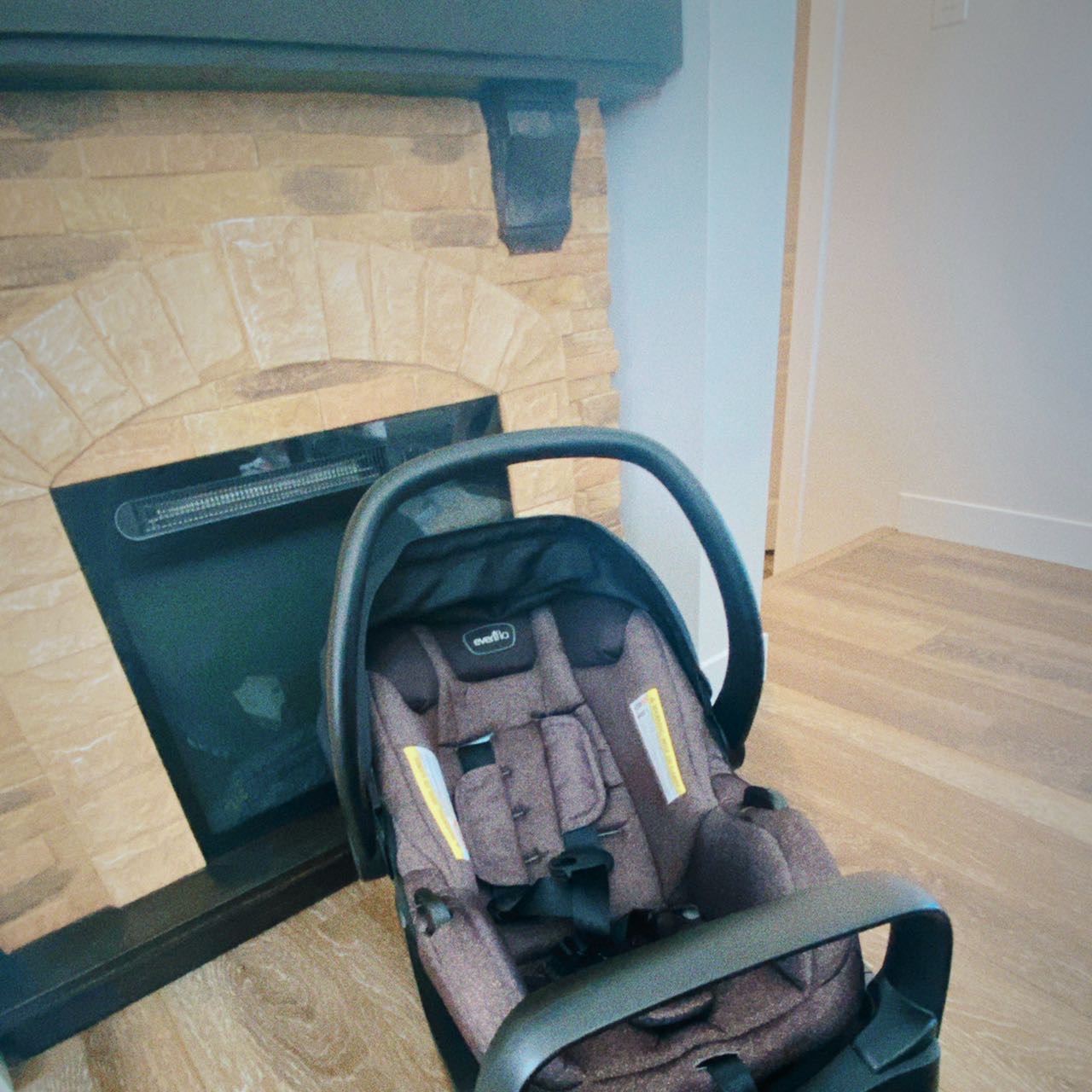 几乎全新Evenflo Carseat婴儿提篮及底座
