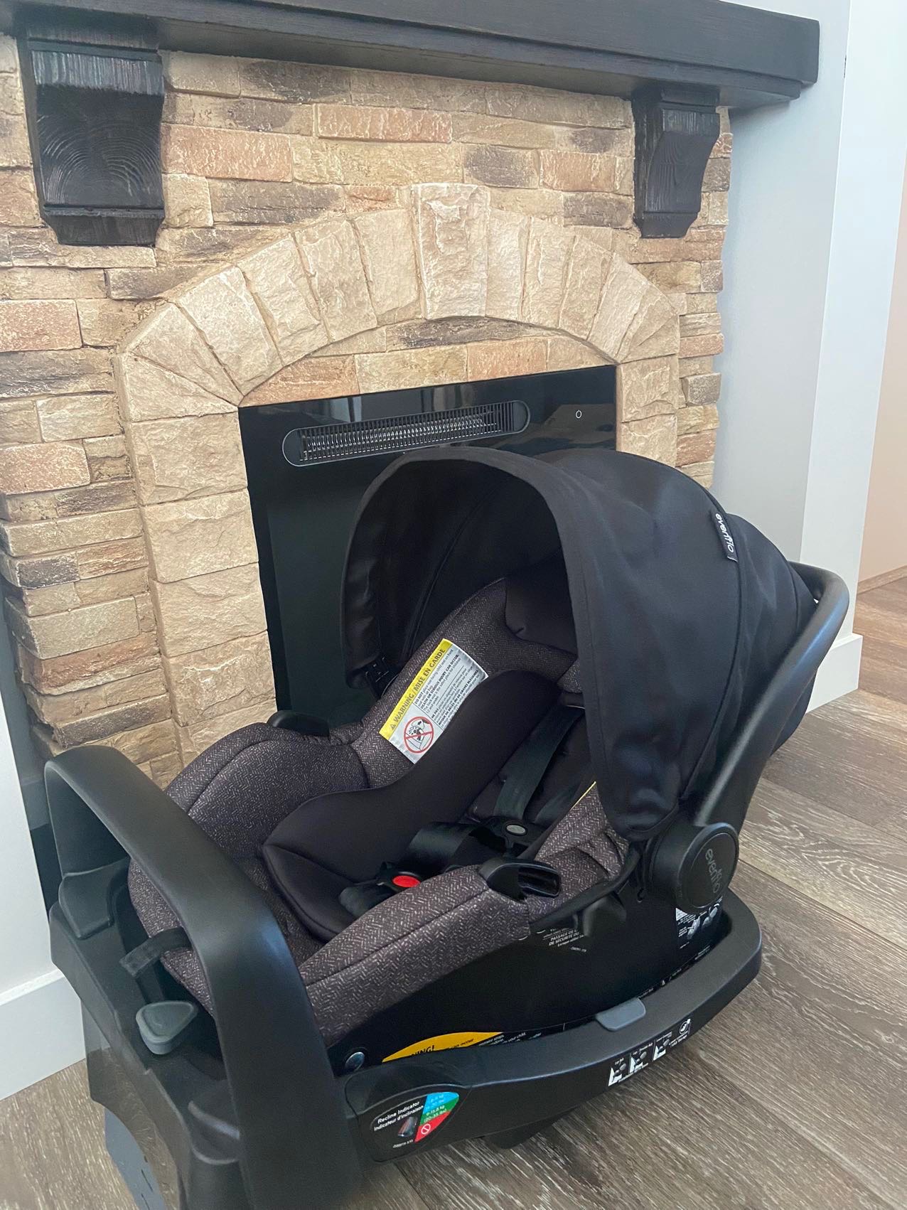 几乎全新Evenflo Carseat婴儿提篮及底座 - 3