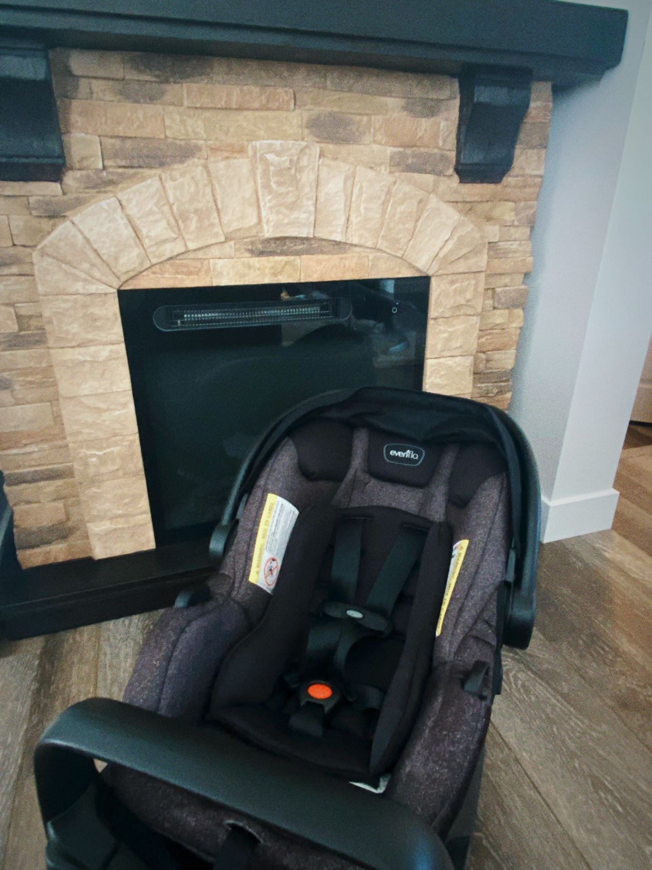 几乎全新Evenflo Carseat婴儿提篮及底座 - 2