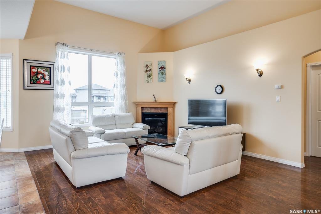 Willowgrove小区背靠公园地下室步出式独立屋1600尺（不含地下面积），前后安静，全景大窗，全天好采光。层高挑高。5房4卫外加1书房，大地块。大露台私密院子保养佳。挂牌价格：$609000。详情请联系地产经纪Gary Gai 盖王睿 3063413677 - 7