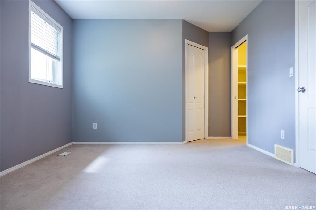 Arbor Creek小区 1364尺双车库联排边户出售。背靠绿地公园。位置安静便利。附近有小学，高中。多窗户大客厅，二楼2个大卧室外加一个大多功能厅。地下室装修有1活动厅带窗户外加完整洗手间。新换瓦片，刷漆，车库门 ，地板，部分家电。挂牌价格 $329900。详情联系Royal - 22