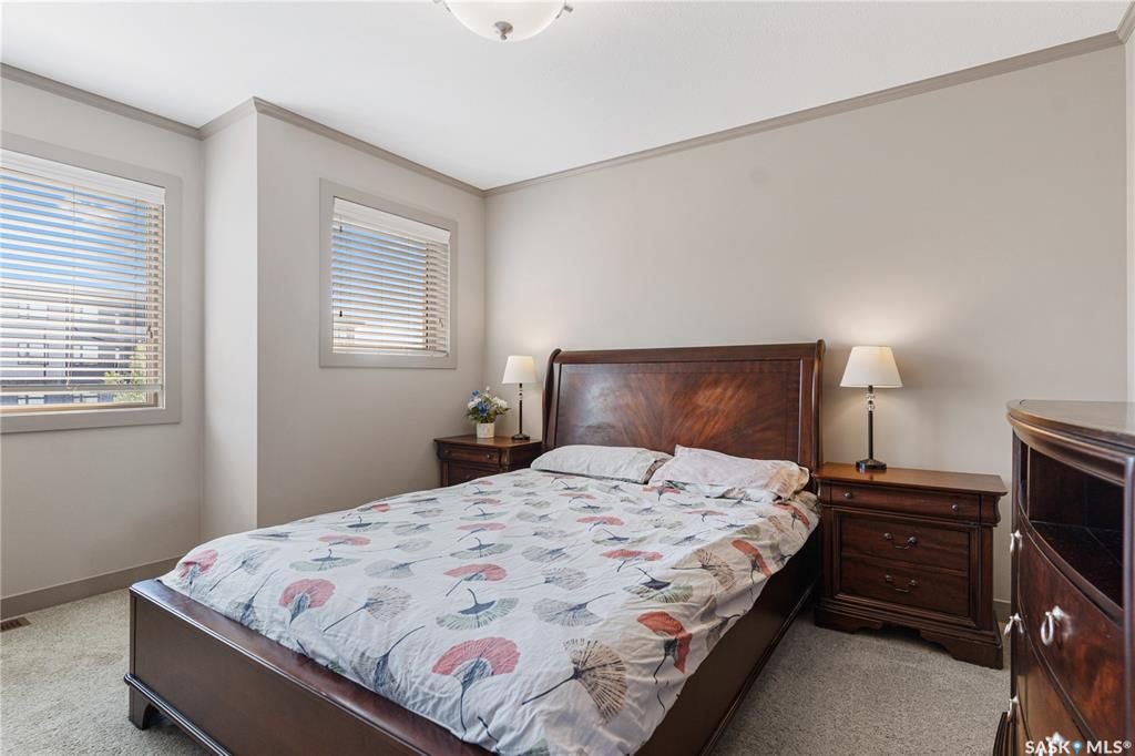 Evergreen小区核心路段2014年建1314尺3房3卫联排别墅出售。房屋状况如新，可步行至小学和公园，近高中近购物。一楼客厅宽敞明亮，9英尺层高，高级复合板地板，全花岗岩台面，枫木橱柜带阻泥，厨房不锈钢家电齐全。二楼3个大卧室，洗衣房，超大主卧带完整洗手间和步入式衣柜。地下 - 15