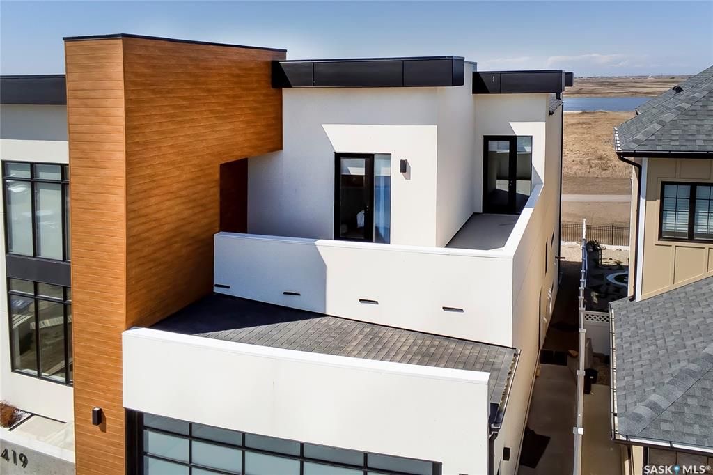 Aspen Ridge小区3600尺地下室步出式独立屋出售！超过5000尺居住面积，绝佳位置背靠自然保护野地，绝佳无遮挡小湖景视野。4房6卫双厨房（中式+西式+嵌入式德国米勒顶级家电), 室内室外独一无二顶级配置装修，全屋水泥地面高科技地热系统，全屋智能系统，7个天窗，白橡木加大 - 7