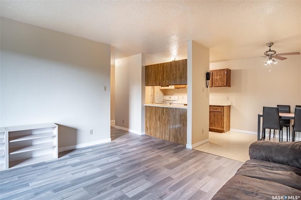 Wildwood小区868 尺2室1卫公寓出售。位于Saskatoon繁华的8th Street，近高尔夫球场，公园，civic center，交通便利。顶层西朝向公寓，含阳台，一个地上车位，独立洗衣烘干机，全新合成地板，墙壁全新。橱柜，洗手间和部分家电近期更新。挂牌价格：$12 - 7