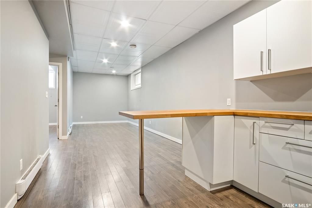 Evergreen小区1565尺2013年建4房4卫双层独立屋出售，近公园和购物中心，周边交通便利。外观设计新颖，开放式宽敞明亮的大厅，复合地板。大厨房带橱柜，和大面积操作台面，不锈钢设备。二楼三间大尺寸房间，主卧有步入式衣柜和双洗手台卫生间。二楼有单独洗衣房。地下室装修为一个一 - 8