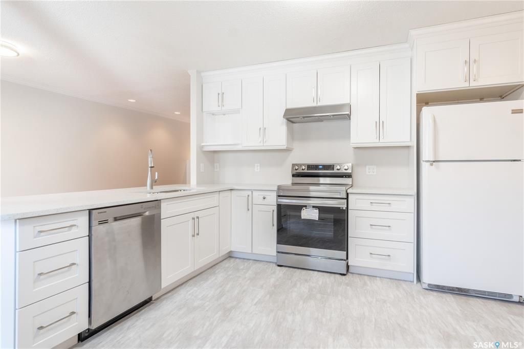 超大R2地块 3 错层Nutana Park小区独立屋出售。面对公园，近学校，购物中心。5房3卫，双车库外加5车位。全新实木地板，地毯，厨房大理石台面，不锈钢家电。主卧带独立洗手间，高效锅炉热水器。私密大院子。保养佳。挂牌价格：419000。有意请联系地产经纪Gary Gai 盖 - 8