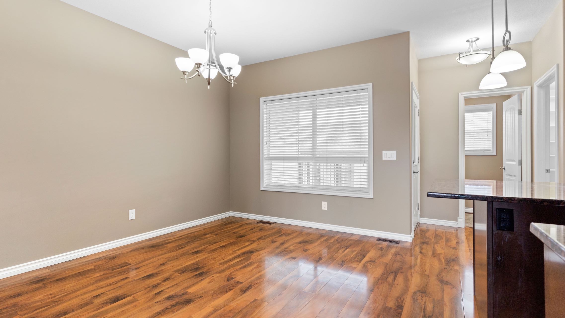 Willowgrove小区2012年建1315尺2房3卫联排别墅出售。房屋年代新，步行百米至两所小学和公园，近百年高中，近购物中心。一楼朝阳自然光充足，客厅宽敞明亮。9英尺挑高，高级复合板地板，全花岗岩台面，枫木橱柜，不锈钢厨房设备。二楼2个超大卧室均带独立洗手间和步入式衣柜。地 - 21