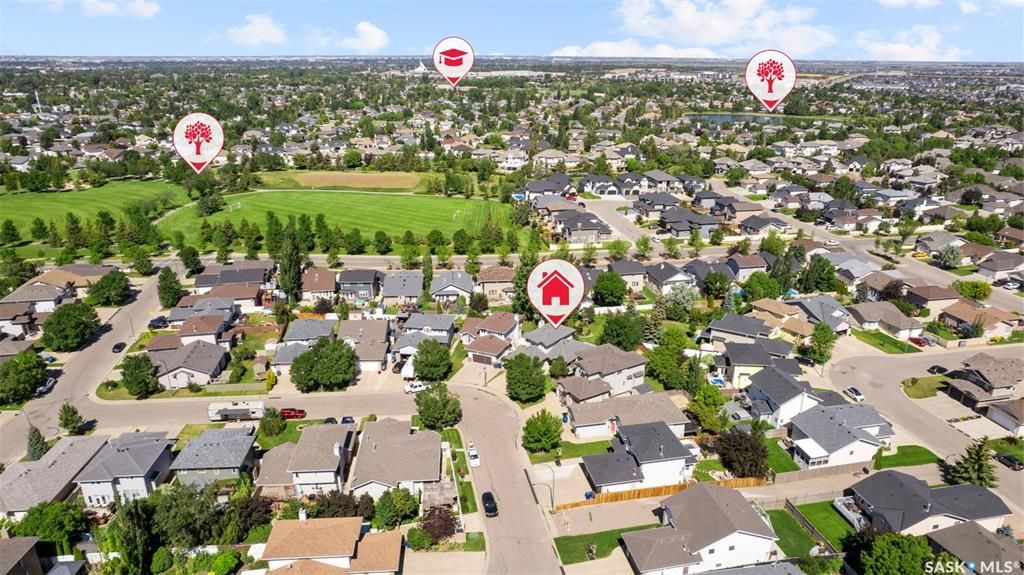 Arbor Creek小区2001年建1850尺4室4卫双层独立屋出售。大地块9000尺+，位置佳，步行小学，近公园，生活设施齐全，周边交通便利。一层挑高，前厅，正餐厅，宽敞明亮大客厅，天然气壁炉。开放式全新装修厨房，大理石台面，全新不锈钢家电，还有大量的储物空间。餐厅大落地窗， - 5