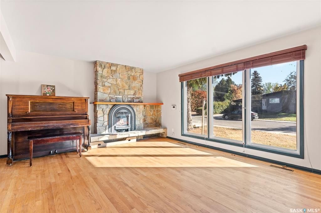 绝佳好位置Greystone Heights小区，步行至大学，8街购物等设施。大尺寸1310尺4房4卫平层独立屋出售。占地7326尺大地块，原橡木地板，客厅带天然气壁炉，好彩光，主卧带独立洗手间，地下室带独立出入口，完整装修有一个多功能厅带水吧台，独立书房，一个大窗户卧室，另有2 - 9