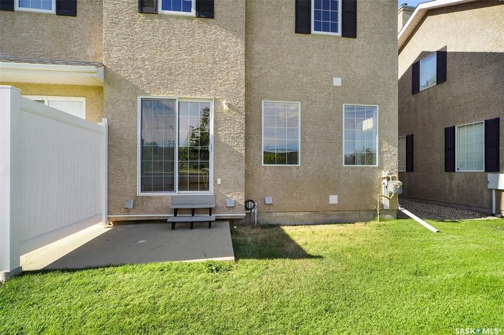 Briarwood小区私密联排出售3房3卫，安静边户多窗户采光好，安静私密绿地，背面没有邻居。二楼三个大尺寸房间，地下室装修有1超大多功能厅外加洗手间，保养如新，实木地板，升级橱柜，天然气壁炉，天窗，中央冷气等。挂牌价格 $285000。详情联系地产经纪Gary Gai 盖王睿  - 24