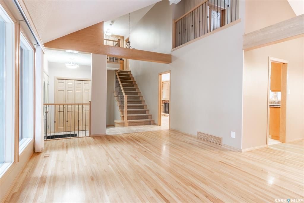 LAKEVIEW小区2308尺5室4卫双层独立屋出售。超大扇形地块11000尺，位于安静核心街区，步行至小学，近公园购物交通便利。高品质装修，全新实木地板，翻新厨房橱柜，全花岗岩台面，双客厅（前厅后厅宽敞），双餐厅（含正餐厅）。主卧带超大独立步入衣帽间，大浴室双洗手台浴缸淋浴分离 - 5