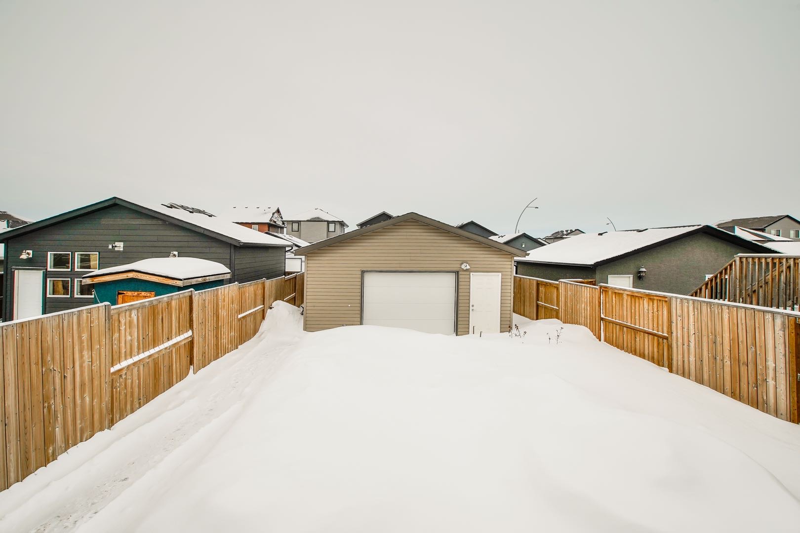 1528尺4房4卫独立屋步行100米至Evergreen小学。地下室1房1厅1卫1吧台带独立出入口。独立院子，超大尺寸双车库。高品质高档装修（加高层高，多窗户，大理石台面，大洗手间带冲浪浴缸。挂牌价格 $399000。详情联系地产经纪Gary Gai 盖王睿 - 8