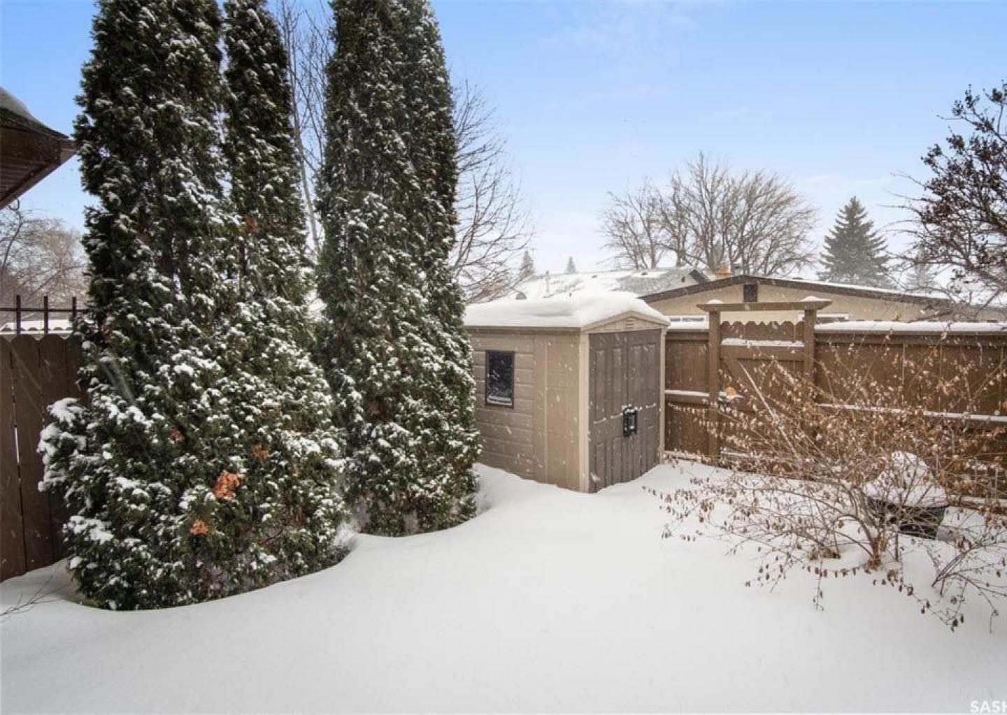 Wildwood小区近8街交通便利，3房2卫带独立小院联排屋出售。后院朝南好彩光，两个停车位，实木地板，升级橱柜，二楼3个大卧室，地下室装修有一活动厅一书房，升级有高效锅炉热水器，窗户，瓦片，烘干机，中央空调。房屋保养极佳！挂牌价格 $238800。详情联系地产经纪Gary Ga - 10