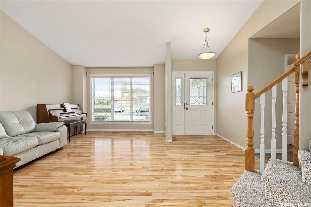 Arbor Creek小区1870尺独立屋出售。4房4卫+一楼一个大书房。一楼双客厅双餐厅。天然气做饭炉头，理石台面，枫木橱柜，地下室完整装修有大多功能厅，额外卧室，和洗手间。近期更换过热水器，地毯，瓦片。开价：$495000。有意请联系地产经纪Gary Gai 盖王睿 - 4