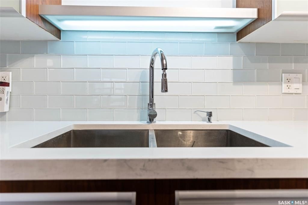 Willowgrove 小区两房一卫带未装修地下室边户联排出售。高档装修，多窗户好采光，开放式设计，竹木地板，厨房大理石台面，现代带阻尼橱柜，不锈钢家电。洗手间瓷砖地板带浴缸。卧室合成板地板。全新刷漆。外带一个室外停车位。小区内有健身房，游泳池等公共设施。位置方便近公园，学校，购 - 18