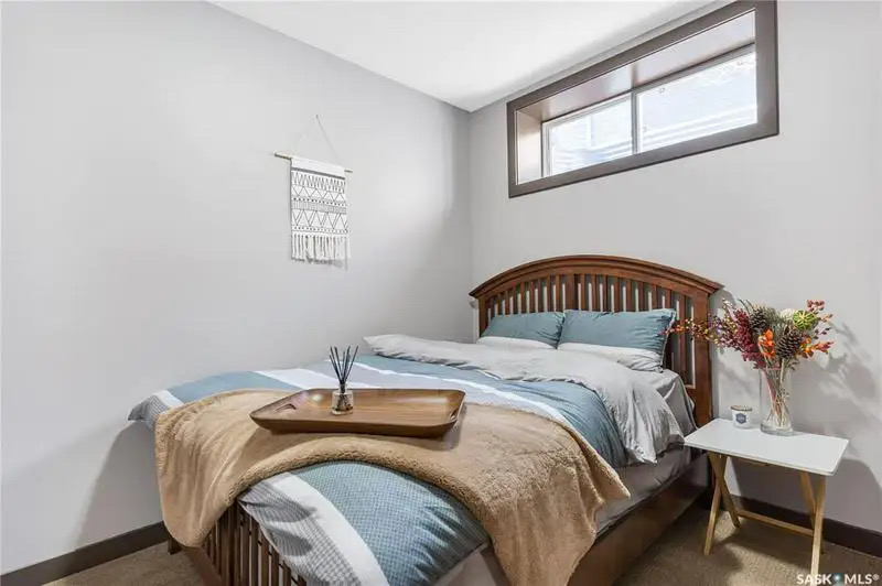 Willowgrove小区Blackrock建筑商两层4房4卫独立屋出售。位于小区安静私密钥匙扣路段，近小学，公园，购物。高档装修，三层窗户，实木地板，天然气石头装饰壁炉，枫木厨房大理石台面，升级洁具。二楼外加多功能厅。主卧带步入衣柜，豪华装修洗手间。地下室装修有一房一活动厅一卫 - 26