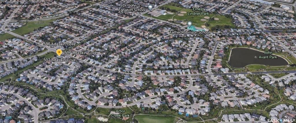 Arbor Creek小区2001年建1183尺5室3卫双层独立屋出售。位置佳，步行两所小学，近公园，交通便利。近期翻新瓦片（2021），部分复合地板（2021），墙面新刷漆。挑高天花板，多窗户，整个房子采光极佳，餐厅开阔。地下室配有大窗户，完全装修有两房一卫。后院背靠绿地，私密 - 9