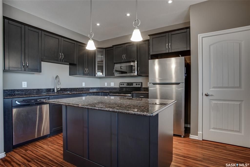 Willowgrove小区4房4卫加1书房联排出售。带独立私密小院，主卧带完整洗手间。步行百米小学，近高中，公园，购物。房屋保养佳采光好，高档装修：大理石台面，不锈钢家电，大尺寸房间，一车库一车位，地下室专业装修。挂牌价格：$315000。详情请联系地产经纪Gary Gai - 6