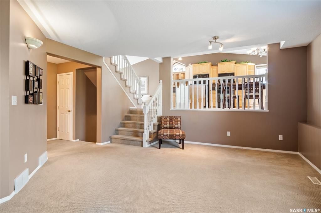 Erindale小区核心地段4房3卫1979尺独立屋出售。步行百米至两所小学Dr. John G. Egnatoff & Father Robinson), 两所高中 St Joseph & Centennial Collegiate, 购物及公园。房屋保养好，开放设计，采光通透 - 19