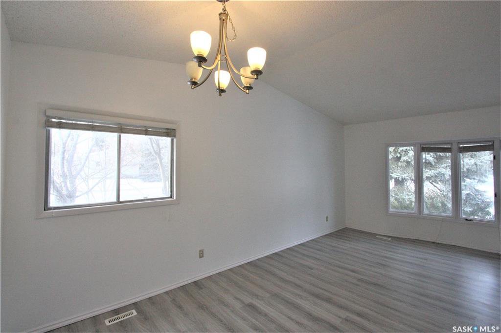 Forestgrove小区，完全装修独立屋，4房3卫，双车库，新厨房，新地板，新刷漆，开价324900。 有意请联系地产经纪Gary Gai 3063413677 微信：gary3677 - 7